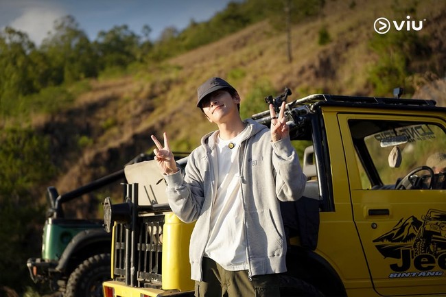 Ji Chang Wook menghebohkan penggemar usai terlihat berlibur ke Bali, Lombok, hingga Yogyakarta bersama enam artis lokal Indonesia, Oktober lalu. Foto: dok. Instagram @viuoriginalid