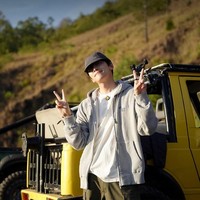 Ji Chang Wook menghebohkan penggemar usai terlihat berlibur ke Bali, Lombok, hingga Yogyakarta bersama enam artis lokal Indonesia, Oktober lalu. Foto: dok. Instagram @viuoriginalid