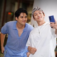 Datang ke Yogyakarta bersama Maxime Bouttier. Ji Chang Wook disebut-sebut sah jadi “mas Jawa.” Foto: dok. Instagram @viuoriginalid