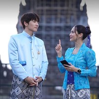 Perjalanannya dimulai di Candi Prambanan bersama Pevita Pearce. Bintang drama Korea The Manipulated itu menebar pesona dalam balutan baju tradisional, terdiri dari beskap dan jarik. Foto: dok. Instagram @viuoriginalid