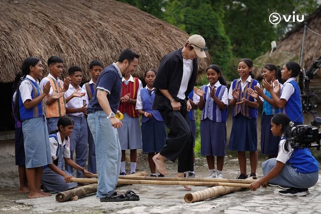 Keseruannya berlanjut saat mencoba permainan tradisional Nusa Tenggara Timur, Rangku Alu, bersama Agung Karmalogy dan anak-anak setempat. Foto: dok. Instagram @viuoriginalid