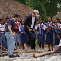 Keseruannya berlanjut saat mencoba permainan tradisional Nusa Tenggara Timur, Rangku Alu, bersama Agung Karmalogy dan anak-anak setempat. Foto: dok. Instagram @viuoriginalid