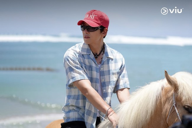 Terungkap sang aktor menjadi cast istimewa dalam variety show hasil kolaborasi Samsung dan Viu, Abracadabra! The Galaxy of Ultimate Healing. Foto: dok. Instagram @viuoriginalid