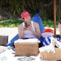 Momen Ji Chang Wook bersantai di pantai berdua Vanesha Prescilla membuat penggemar wanita iri. Foto: dok. Instagram @viuoriginalid