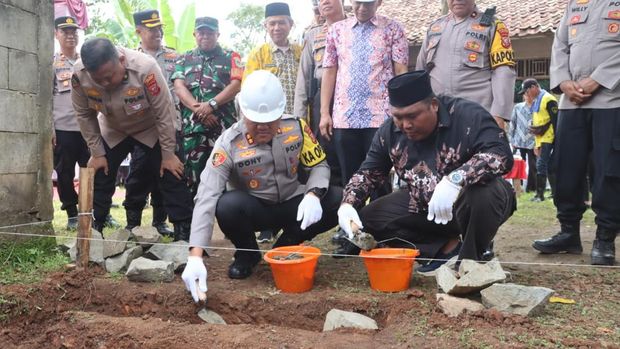 Kapolres AKBP Dony Eko Wicaksono saat melakukan peletakan batu pertama rutilahu rumah Amah di Subang Kapolres AKBP Dony Eko Wicaksono saat melakukan peletakan batu pertama rutilahu rumah Amah di Subang
