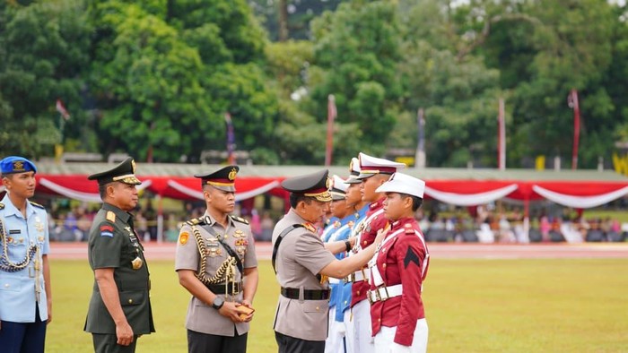 Kapolri dan Panglima Sematkan Pangkat