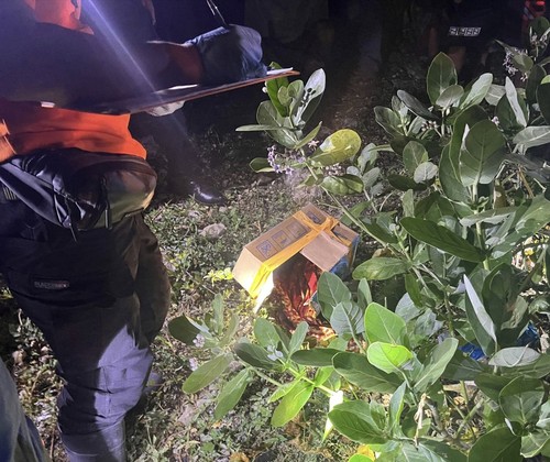 Kardus yang berisi bayi laki-laki yang ditemukan di pinggir jalan ke arah pegunungan Kelurahan Panggi, Kecamatan Mpunda, Kota Bima, NTB, Jumat (28/11/2025) malam. (Dok. Polres Bima Kota).