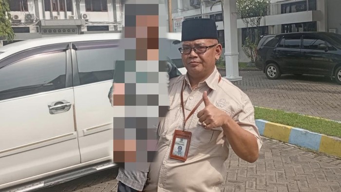 Kasi Rehabilitasi Sosial Dinas Sosial Gresik Alvi Ariyanto menggendong anak yang dijadikan jaminan utang oleh ayah kandungnya.