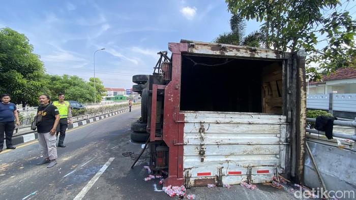 Penampakan truk terguling di Jalan Teuku Umar, Flyover Jatingaleh, Kecamatan Candisari, Kota Semarang, Jumat (28/11/2025).