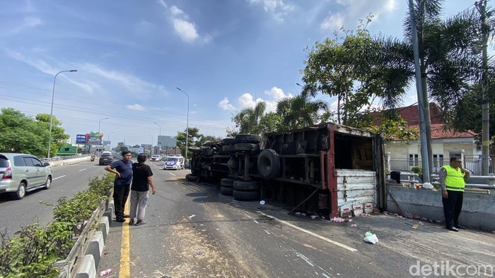 Tronton Terguling Usai Lawan Arus di Jatingaleh Semarang, Sopir Tewas