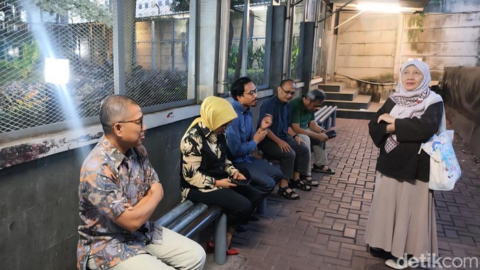 Keluarga Ira Puspadewi datangi rutan KPK. (Adrial/detikcom)