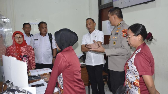 Kepala RS Bhayangkara Jayapura AKBP Rommy Sebastian mendampingi tim audit investigasi Itwasda Polda Papua.