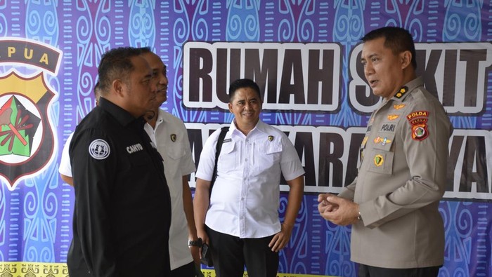 Kepala RS Bhayangkara Tingkat II Jayapura, AKBP Rommy Sebastian (kanan) saat menerima tim audit investigasi Itwasda Polda Papua.