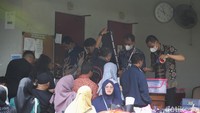 Petugas menggeledah barang yang dikirimkan untuk para tahanan di Rumah Tahanan Kelas 1 Jakarta Timur Cabang Rutan KPK, Jl Kuningan Persada, Jakarta, Jumat (28/11/2025).