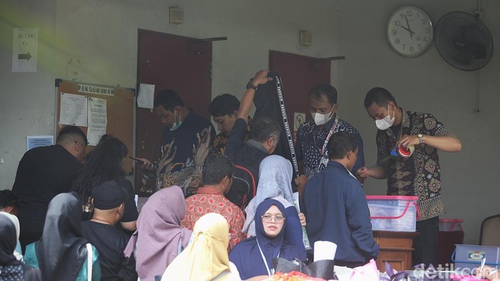 Petugas menggeledah barang yang dikirimkan untuk para tahanan di Rumah Tahanan Kelas 1 Jakarta Timur Cabang Rutan KPK, Jl Kuningan Persada, Jakarta, Jumat (28/11/2025). Pengiriman barang untuk tahanan dijadwalkan pada hari Senin, Rabu dan Jumat. Semua barang digeledah hingga makanan seperti gula dan mi instan yang dibuka lalu dimasukkan kantong plastik transparan. Semua barang akan dipindai mesin X-ray.