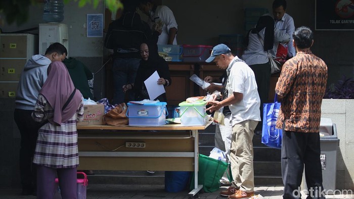 Petugas menggeledah barang yang dikirimkan untuk para tahanan di Rumah Tahanan Kelas 1 Jakarta Timur Cabang Rutan KPK, Jl Kuningan Persada, Jakarta, Jumat (28/11/2025). Pengiriman barang untuk tahanan dijadwalkan pada hari Senin, Rabu dan Jumat. Semua barang digeledah hingga makanan seperti gula dan mi instan yang dibuka lalu dimasukkan kantong plastik transparan. Semua barang akan dipindai mesin X-ray.