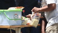 Semua barang digeledah hingga makanan seperti gula dan mi instan yang dibuka lalu dimasukkan kantong plastik transparan.