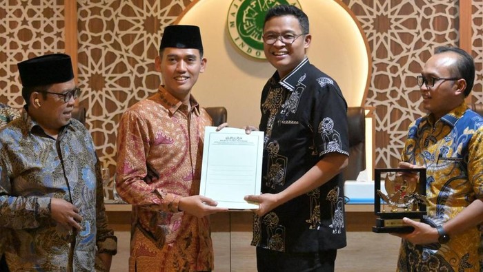 Ketua Majelis Ulama Indonesia (MUI) Bidang Fatwa Prof Asrorun Niam Sholeh dengan Direktur Jenderal Pajak Bimo Wijayanto S.E., Ak., M.B.A., Ph.D. (tengah), Jumat (28/11/2025) sore.