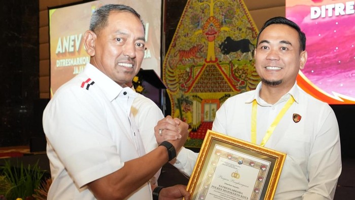 Kinerja Satresnarkoba Polres Mojokerto Kota diganjar penghargaan Ditresnarkoba Polda Jatim.
