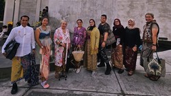 Kata Siapa Kain Tradisional Jadul? Nih Bekasi Berkain Buktikan Bisa Tetap Trendi!