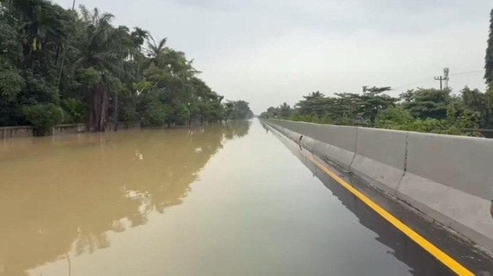 Kondisi banjir di Tol Belmera. (Foto: dok. Polres Pelabuhan Belawan)