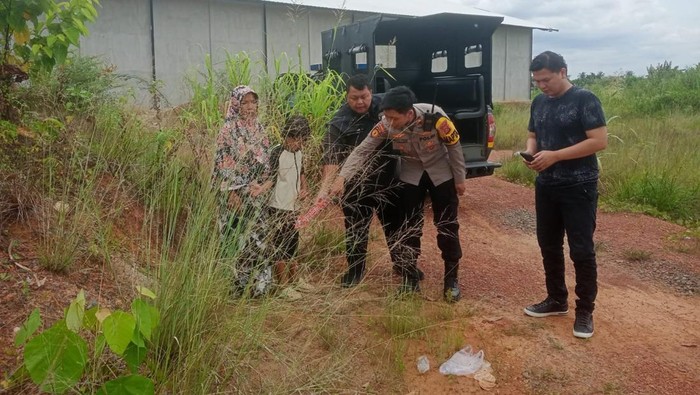Korban dan polisi mendatangi TKP siswi SD dicabuli oleh OTK