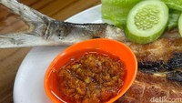 Begitu pula dengan sambalnya yang juga tersedia 1 varian. Tetapi di balik alasan menu yang hanya satu jenis, ada keinginan kuat dari Balqis untuk terus menjaga kualitas rasa dengan maksimal. Foto: Tim detikFood
