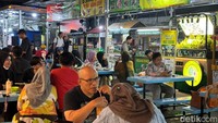 Lokasinya yang strategis di tengah kota, membuat tempat makan ini populer dengan mudah. Malam hari sekitar waktu makan malam, menjadi waktu paling padat di sini. Foto: Tim detikFood