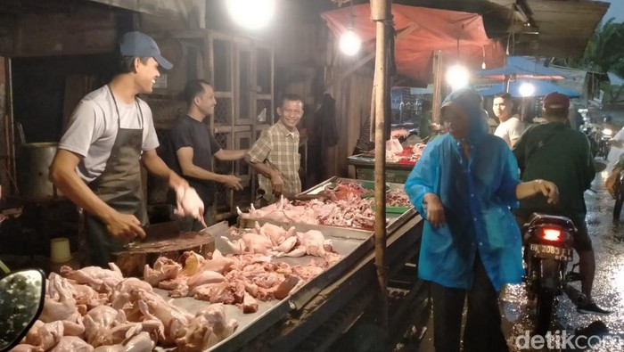 Lapak pedagang ayam di Pasar Tavip Binjai. (Laila Syakira/detikSumut)