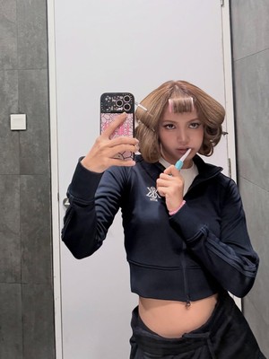 Momen Lisa BLACKPINK Gosok Gigi di GBK