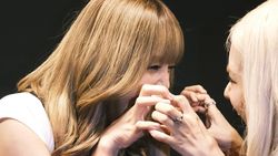 Momen Lisa BLACKPINK Gosok Gigi di GBK