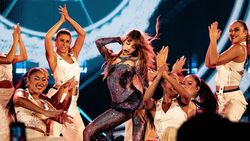 Momen Lisa BLACKPINK Gosok Gigi di GBK