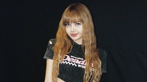 Lisa tampil dengan busana hitam-pink bertuliskan Jakarta. (Foto: dok. Instagram @lalalalisa_m)