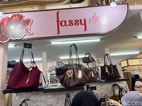 Suasana bazar hijab, busana muslim hingga aksesori pelengkap seperti tas, sepatu, dan parfum bisa kamu dapatkan di Locallove. Acara ini digelar mulai 26-30 November 2025 perdana di Mall Pakuwon Bekasi, Jawa Barat.