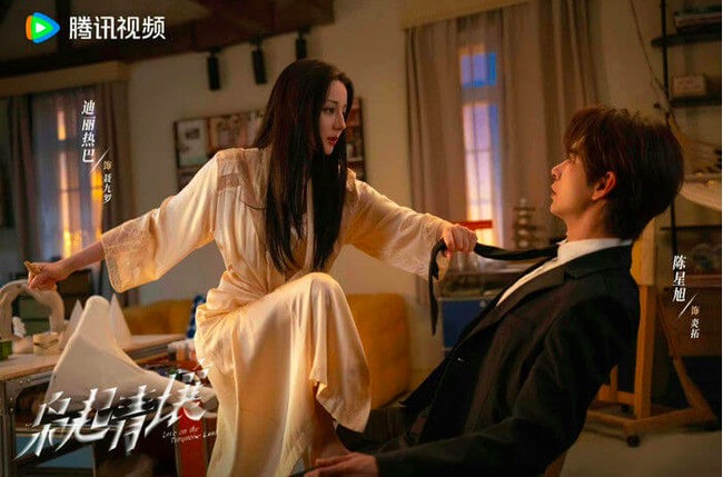 Penampilan Dilraba Dilmurat selalu dinanti penggemar. Dalam drama ‘Love On The Turquoise Land’ yang dibintanginya bersama Oliver Chen Xingxu, aktris China tersebut tampil memukau dengan visual yang wow. Foto: Weibo