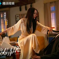 Penampilan Dilraba Dilmurat selalu dinanti penggemar. Dalam drama ‘Love On The Turquoise Land’ yang dibintanginya bersama Oliver Chen Xingxu, aktris China tersebut tampil memukau dengan visual yang wow. Foto: Weibo