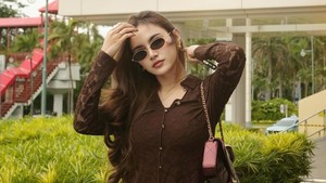 Senyum tipis dan pose sederhana saja sudah cukup bikin fans jatuh cinta lagi. Foto: Instagram Mahalini