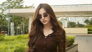 Kacamata mungil dan rambut wavy panjangnya bikin vibe diva makin kerasa. Foto: Instagram Mahalini
