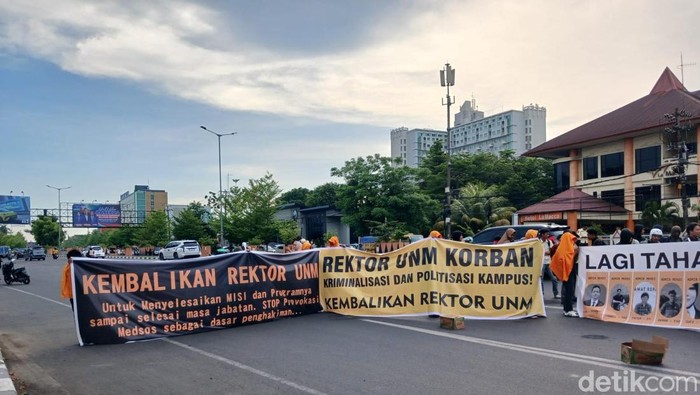 Mahasiswa UNM Makassar menuntut pengaktifan kembali Rektor Karta Jayadi. Nurul Hidayah/detiksulsel