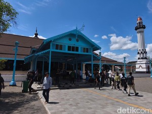 Prabowo dan Gibran Kurban Sapi di Masjid Agung Solo