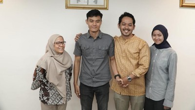 Potret Pertemuan Petugas KRL dengan Penumpang Hilang Tumber