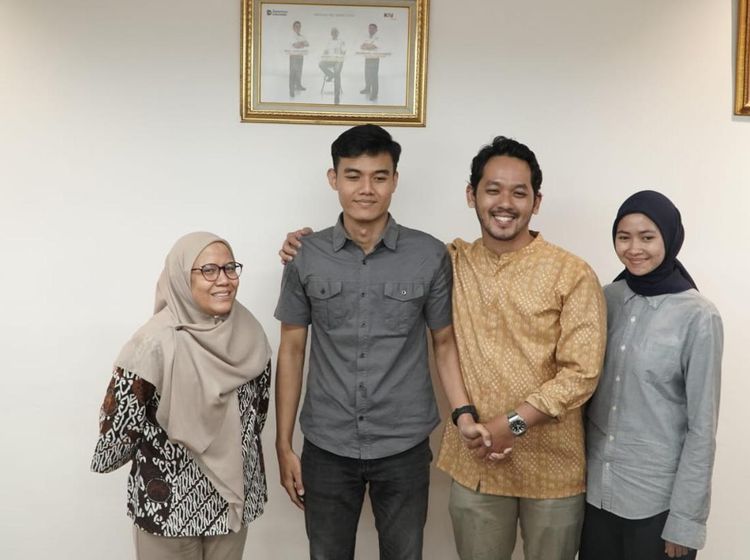 Potret Pertemuan Petugas KRL dengan Penumpang Hilang Tumber