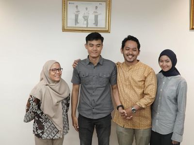 Potret Pertemuan Petugas KRL dengan Penumpang Hilang Tumber
