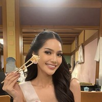 Di sela-sela karantina di Jepang, Melliza sempat berbagi momen manis, mulai dari mencoba spa tradisional Jepang hingga menikmati sushi autentik.  Foto: dok. Instagram @mellliza