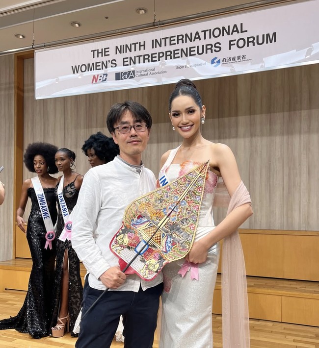 Melliza tak hanya dinilai dari kecantikannya saja, namun wawsan global dan kemampuan berpidatonya yang sejak awal difavoritkan oleh pageant lover. Foto: dok. Instagram @mellliza