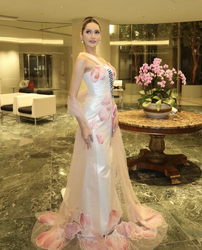 Pada akhirnya, Melliza berhasil masuk Top 5, bersanding dengan finalis kuat dari Kolombia, Filipina, Zimbabwe, dan Bolivia. Meski belum meraih gelar utama, pencapaiannya tetap menjadi kebanggaan besar bagi Indonesia dan menambah panjang daftar prestasi para Puteri Indonesia di panggung dunia. Foto: dok. Instagram @mellliza