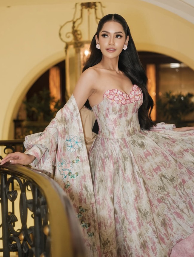 Ia juga tampil menonjol di sesi cultural presentation, membawa tema keberagaman budaya Indonesia yang dipresentasikan dengan elegan dan penuh kebanggaan. Foto: dok. Instagram @mellliza