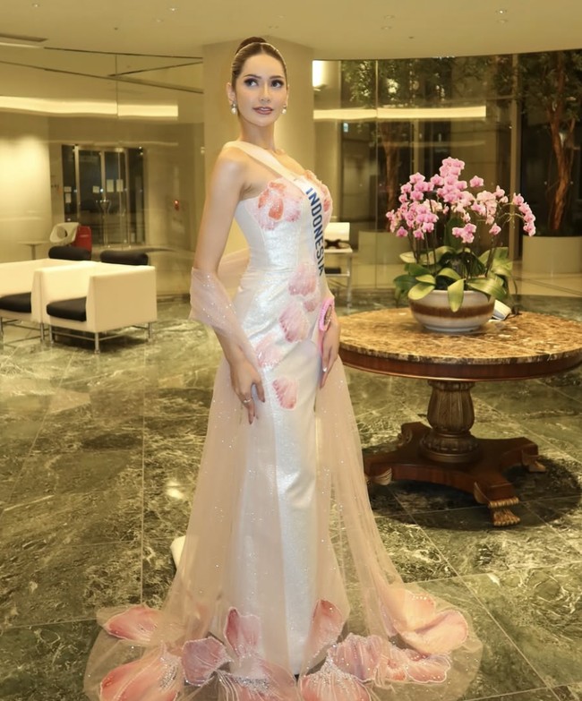 Sepanjang kompetisi, Melliza tampil konsisten di setiap sesi penilaian. Pada pertunjukan national costume, evening gown, hingga sesi pidato bertema misi sosial yang menjadi ciri khas Miss International, ia menunjukkan performa yang penuh percaya diri. Foto: dok. Instagram @mellliza