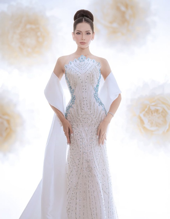 Perwakilan Indonesia di ajang Miss International 2025, Melliza Xaviera Putri Yulian, sukses membuat bangga Tanah Air setelah berhasil meraih posisi 3rd Runner Up. Penampilannya yang anggun sekaligus cerdas pada malam final di Yoyogi National Gymnasium, Kamis (27/11/2025), langsung mencuri perhatian. Foto: dok. Instagram @mellliza