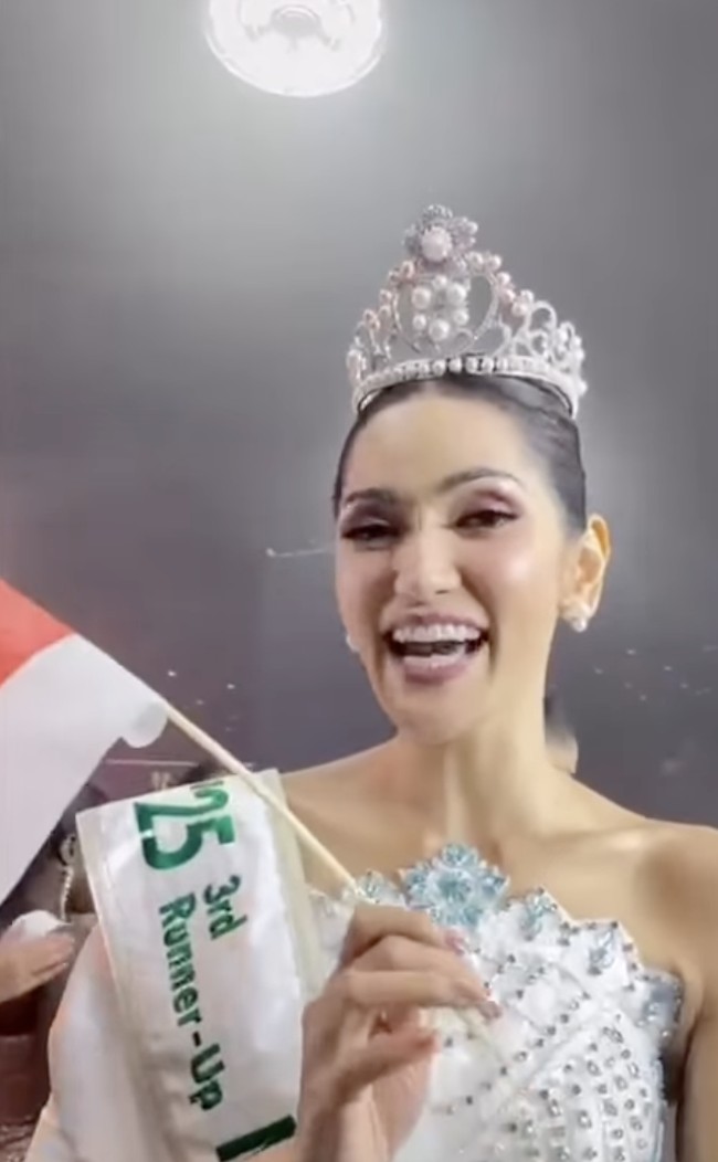 “Alhamdulillah bisa mengharumkan nama Indonesia di panggung internasional. Pulang bawa crown. Terima kasih banyak,” ungkap Melliza di Instagram resmi Puteri Indonesia. Dalam unggahan itu, wanita 26 tahun tersebut tampil memukau dengan gaun panjang berwarna putih sambil memamerkan mahkota yang baru saja ia raih. Foto: dok. Instagram @mellliza